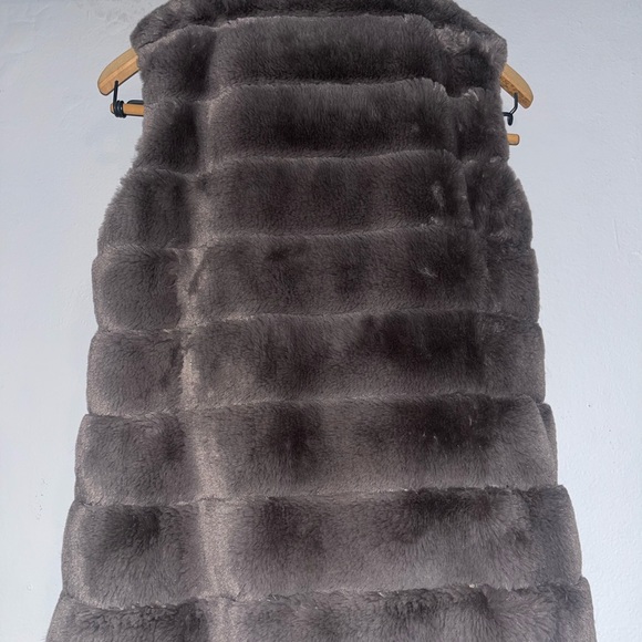 Dylan Faux Fur Love Vest. Size Small. - Picture 2 of 3